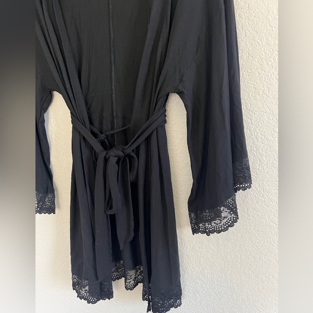 Eberjey Kimono Robe With Lace in Black. Size M - Picture 5 of 9